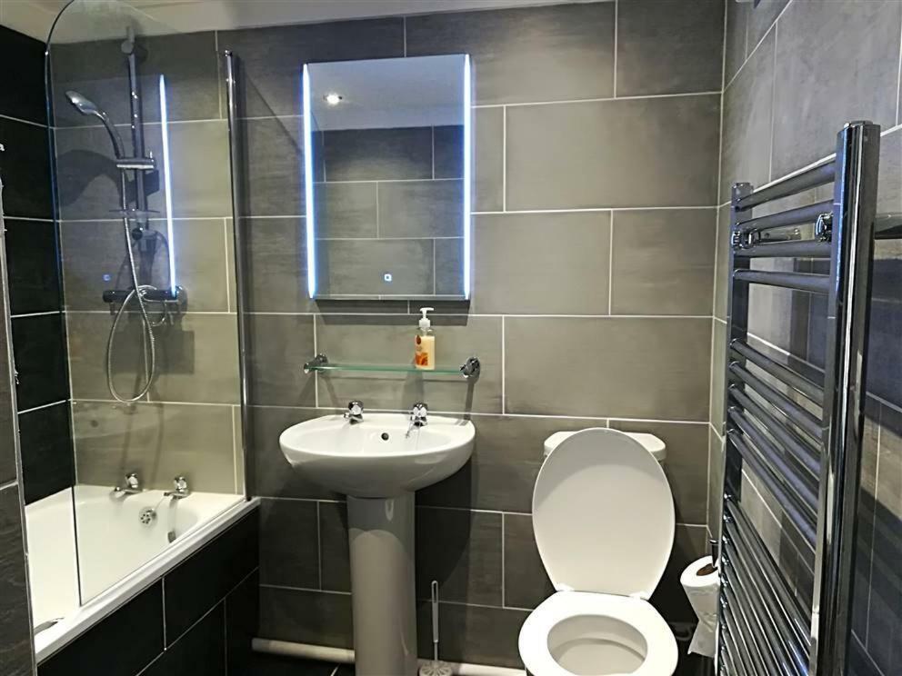 2 Bedroom Modern Apartment, Uplands, Суонси Экстерьер фото